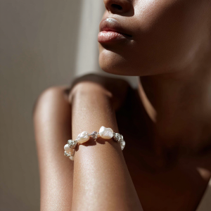 20251007_1713_Silver Bracelet Elegance_remix_01k6zknjakefav6567bhg7vsn4 2.png